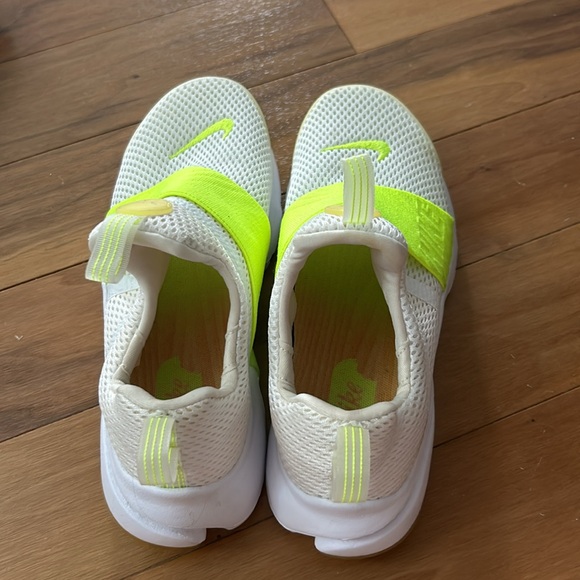 NWOT! Nike Presto Slip On yellow and White Size 4Y! - Picture 3 of 5